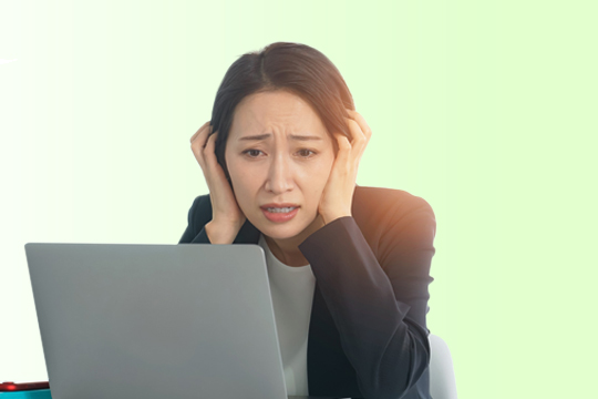 配送車が今どこにいるか、すぐ確認できず、到着時間を聞かれるたび困っているイメージ