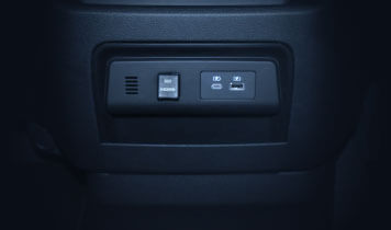 車種専用設計のビルトインUSB/HDMIで接続ポートもスッキリ